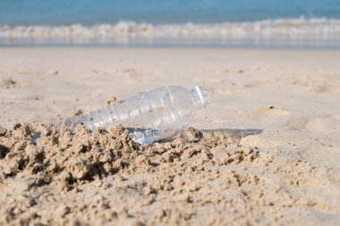 Kum plaj plastik şişe