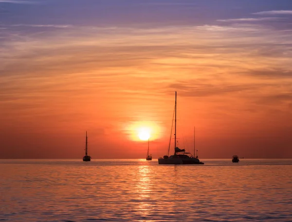 Zeilboten bij de zonsondergang. — Stockfoto