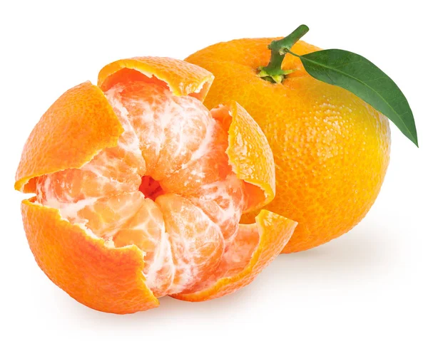 Skalade tangerine eller mandarin frukt isolerade — Stockfoto