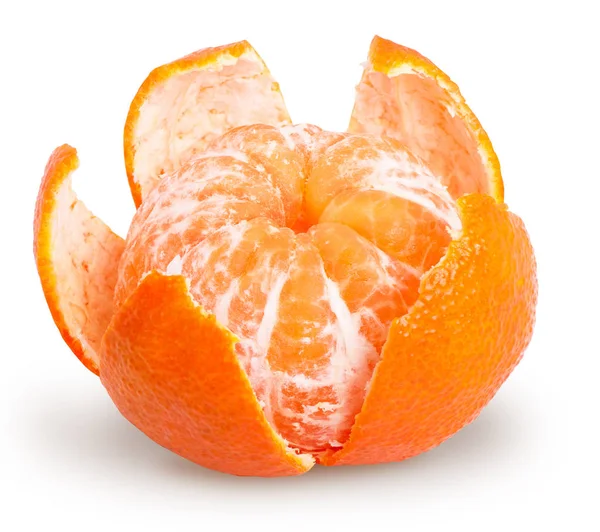 Skalade tangerine eller mandarin frukt isolerade — Stockfoto