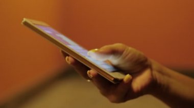 genç kadın el smartphone üzerinde yazma