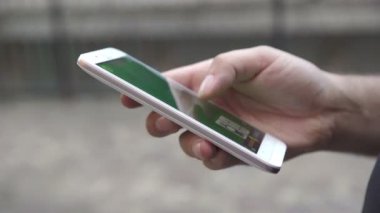 cep telefonu ve oyun poker tutan kız el