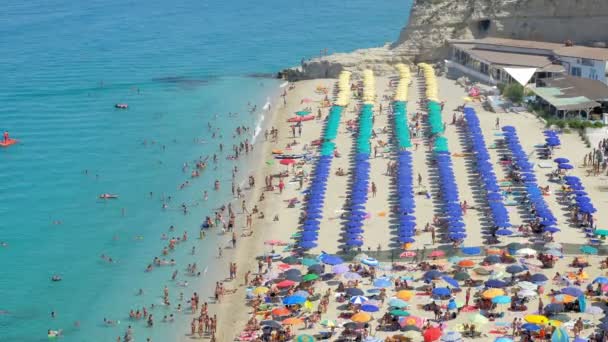 A praia de verão, lotada e cheia de guarda-chuvas - agosto de 2016, Tropea, Itália — Vídeo de Stock