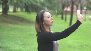 Genç Kız parkta esprili selfies çekim