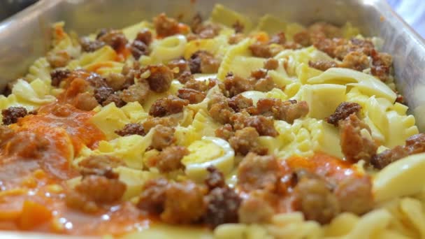 Sauce in die Lasagne geben — Stockvideo