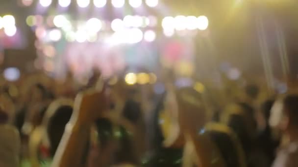 Multitud levanta las manos a la música durante un concierto de rock Roma, Italia, 1 de mayo de 2015 — Vídeo de stock