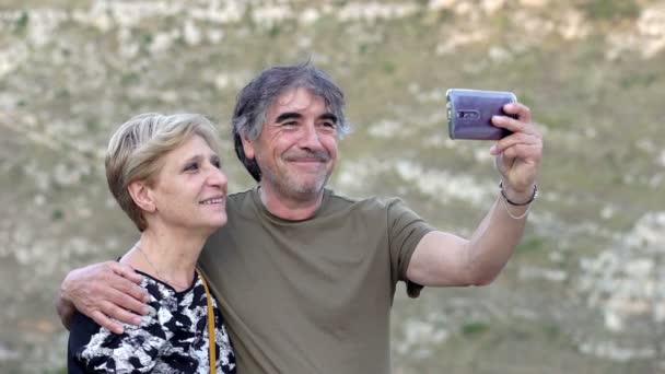 Tourist couple shooting a selfie — Stock video