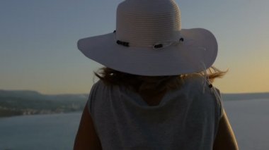 düşünceli kadın geri beyaz şapkalı deniz gözlem