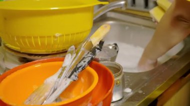 ev hanımı Sabunlanırken lavaboya bıçaklar