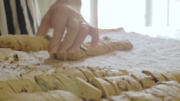 Housewife lines up homemade cookies on a cloth — ストック動画