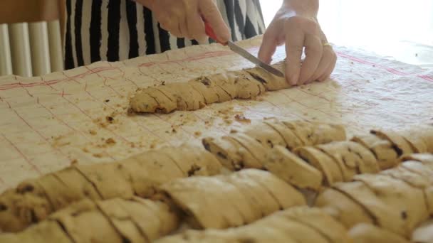 Manos de ama de casa cuidadosamente cortar los "tozzetti", galletas italianas típicas — Vídeos de Stock