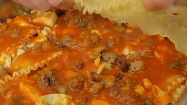 Приготування лазаньї, типові італійські страви — стокове відео