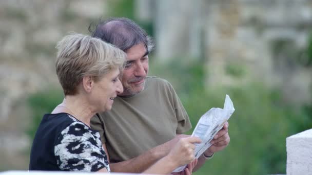 Casal feliz de turistas ver mapa — Vídeo de Stock