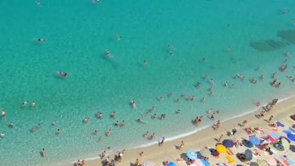 Typical crowded Mediterranean beach in summer- August, 2016 Tropea, Italy — стоковое видео