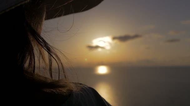 Detalhes de mulher olhando o pôr do sol sobre o mar — Vídeo de Stock