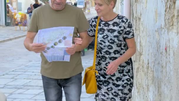 已婚的夫妇的游客走在老城检查地图 — 图库视频影像