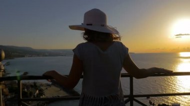 zarif kadın, Korkuluk eğilerek deniz contemplates