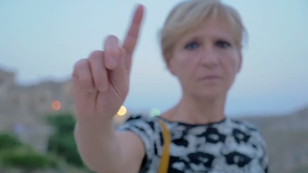 Bionda 50 anni donna va no con il dito — Video Stock