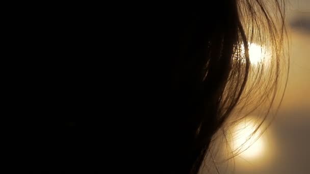 Самотня молода жінка споглядає захід сонця — стокове відео