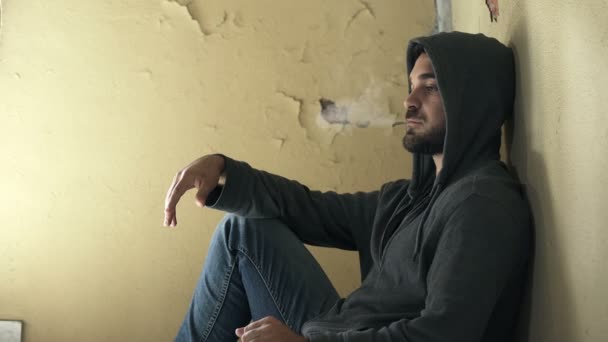 Narcotraficante en los escalones de un edificio abandonado vende drogas — Vídeos de Stock