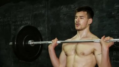  genç adam ağırlık-Crossfit kaldırmaya odaklanmış