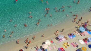  güzel bir kumsal güneşlenenbirileri varsa ile üstten görünüm sıcak bir günde Ağustos 2016-Tropea, İtalya
