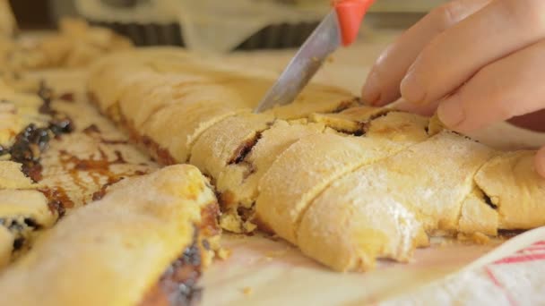 Woman hands cutting thoroughly strudel — Stockvideo