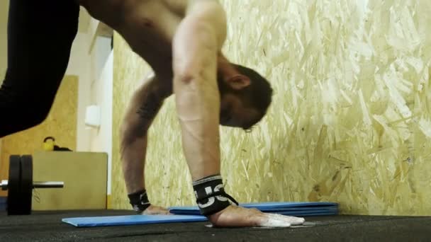 Das harte Sportlerleben, die Ermüdung des Handstands an der Wand — Stockvideo