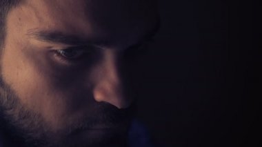 Otuz Latin birinin yoğun bakışları 