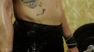 kaslı adam vardır ağırlık kaldırma egzersizleri tarafından eğitim