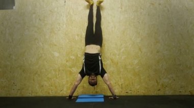 crossfit atlet trenler duvardaki amut yapıyor