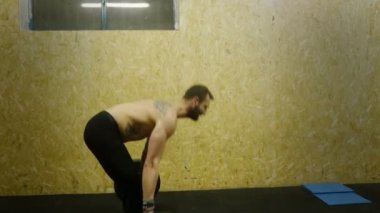  Ağırlık kaldırma tarafından Crossfit-atlet trenler