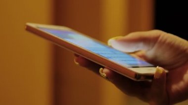 genç kadın el smartphone üzerinde yazma