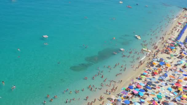 Mar, sol, praia e banhistas em uma típica estância balnear italiana- agosto, 2016, tropea, itália — Vídeo de Stock