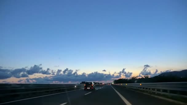 Jazda na autostradzie pod zachód słońca — Wideo stockowe