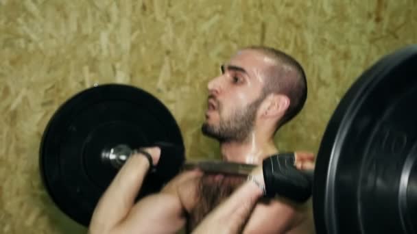 The effort and concentration of crossfit discipline:  lifting weights — Stock Video
