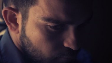  alacakaranlık sakallı genç adam kameraya benziyor