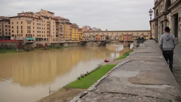 Caminatas turísticas solitarias a Florencia en un día sombrío — Vídeo de stock