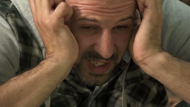 Hombre llorando desesperadamente acurrucado en el suelo — Vídeos de Stock