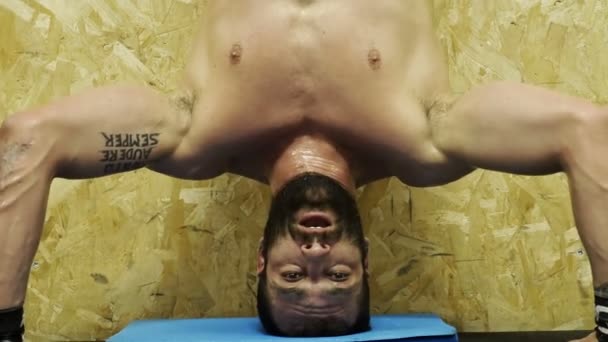 Crossfit athlete doing push ups on the wall — Stockvideo