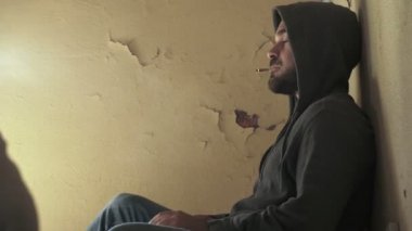 uyuşturucu satıcısı katta oturan bir doz bir istemciye geçirir ve parayı al