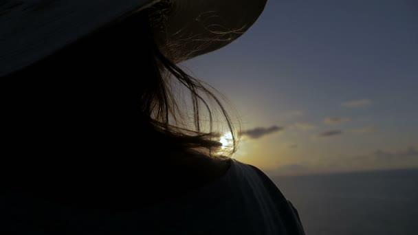 Sombra de mujer con sombrero mirando el horizonte — Vídeos de Stock