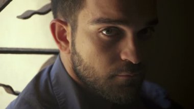  sorunlu genç adam onun iş için kamera bakıyor