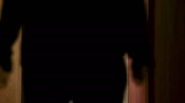 hırsız kızı zorla terk edilmiş bir binada alıyor