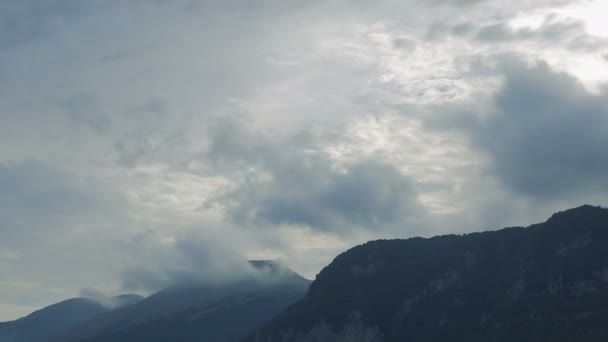 Grandes nubes escabulléndose sobre las montañas — Vídeo de stock