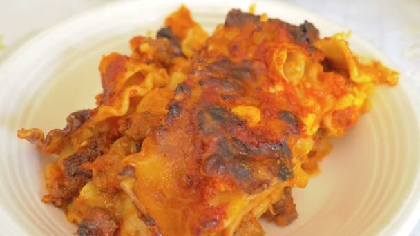 Lasagne porce na talířích — Stock video