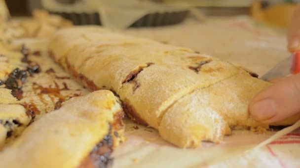 Hand expert cuts accurately the homemade strudel — Stock Video