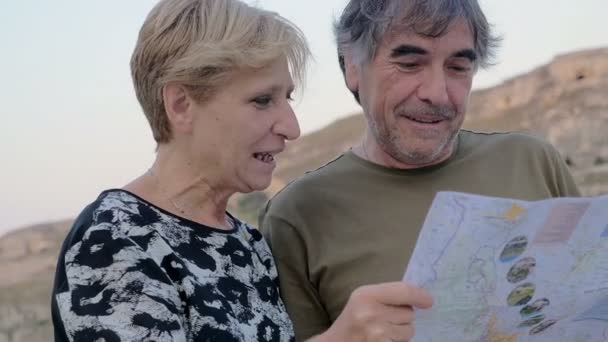 Pareja casada de vacaciones estudiando el mapa de la ciudad — Vídeos de Stock