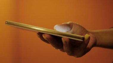 Seksi kadın el smartphone üzerinde yazma
