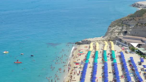 Vista superior de una hermosa playa llena de gente y sombrillas durante el verano — Vídeos de Stock